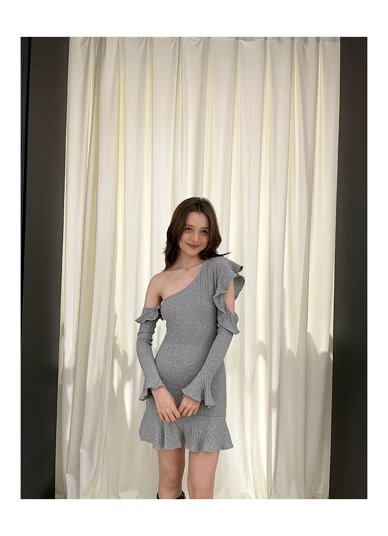 Robe en tricot à épaule dénudée avec volants