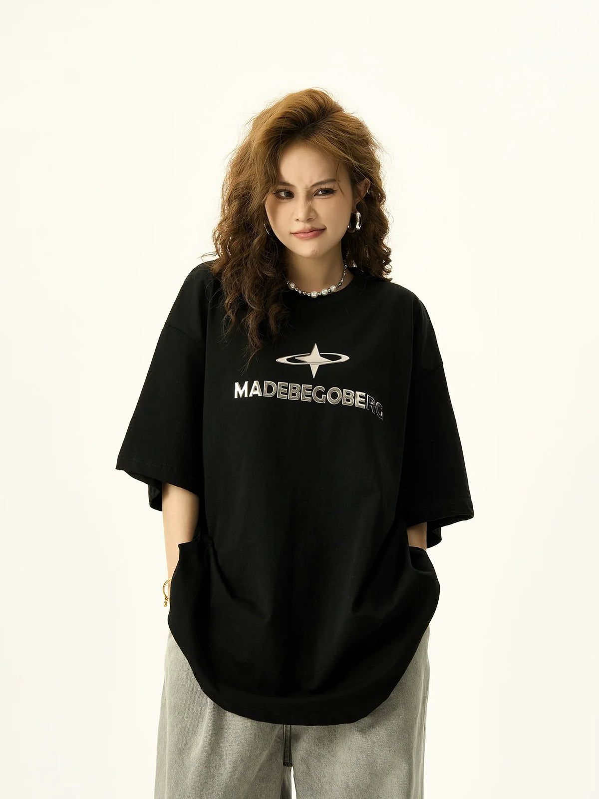 Camiseta de manga corta con diseño de letras metálicas