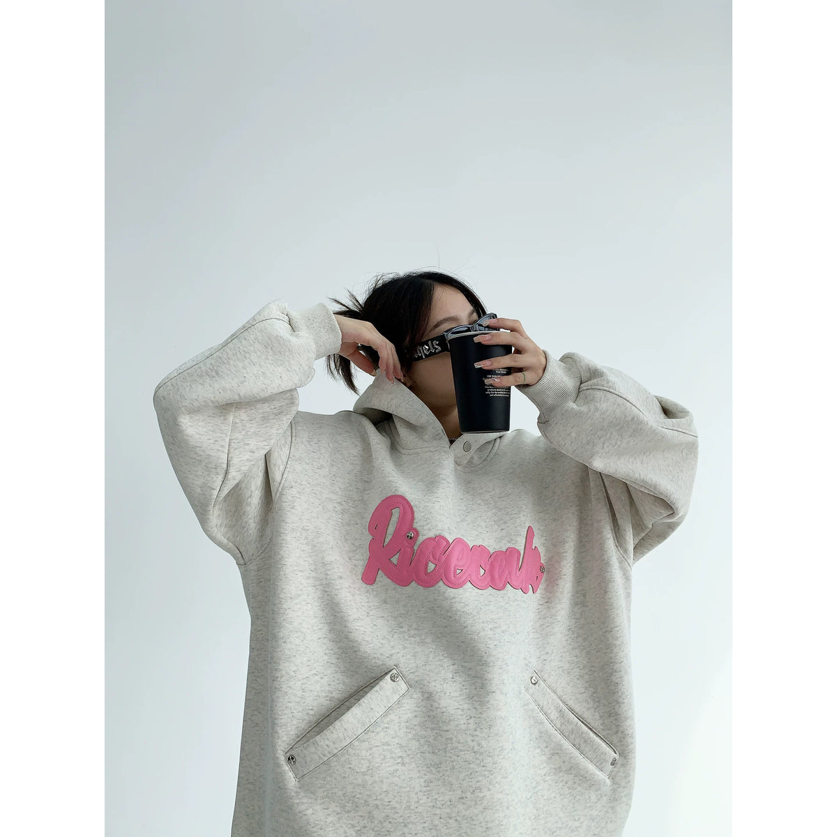 Sudadera con capucha bordada de retazos de gran tamaño