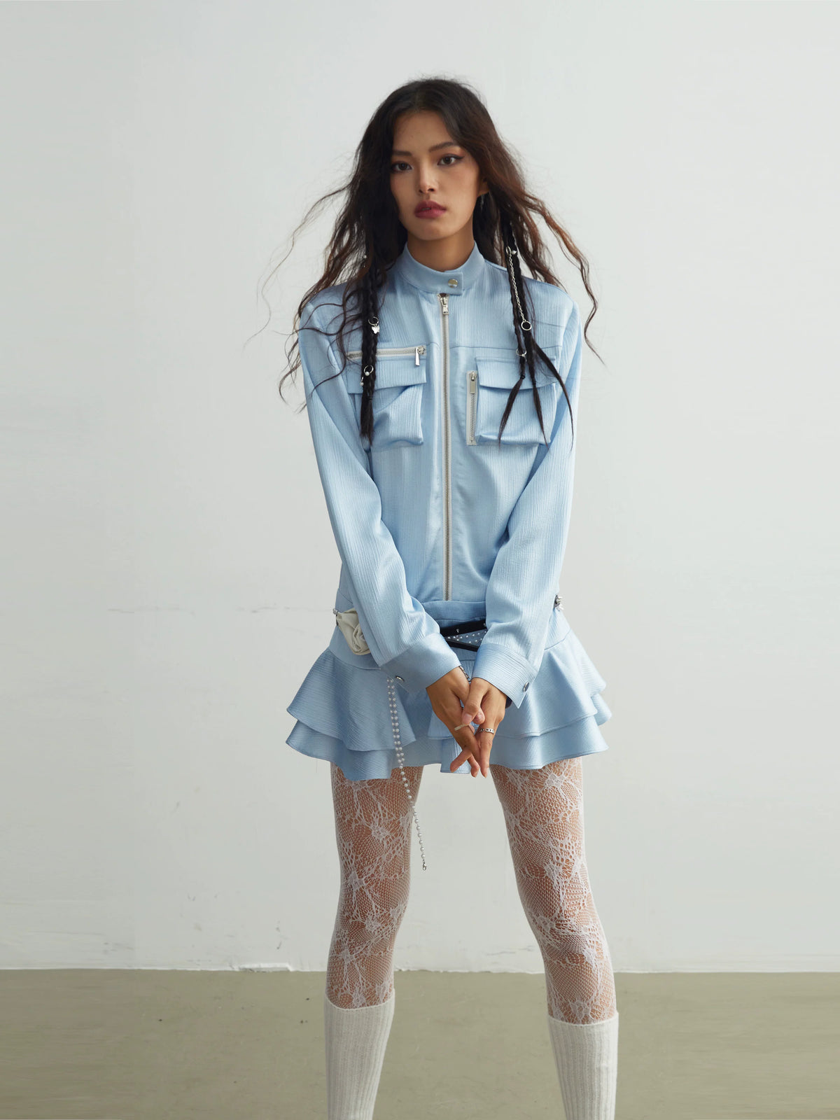 Vestido corto de satén de manga larga