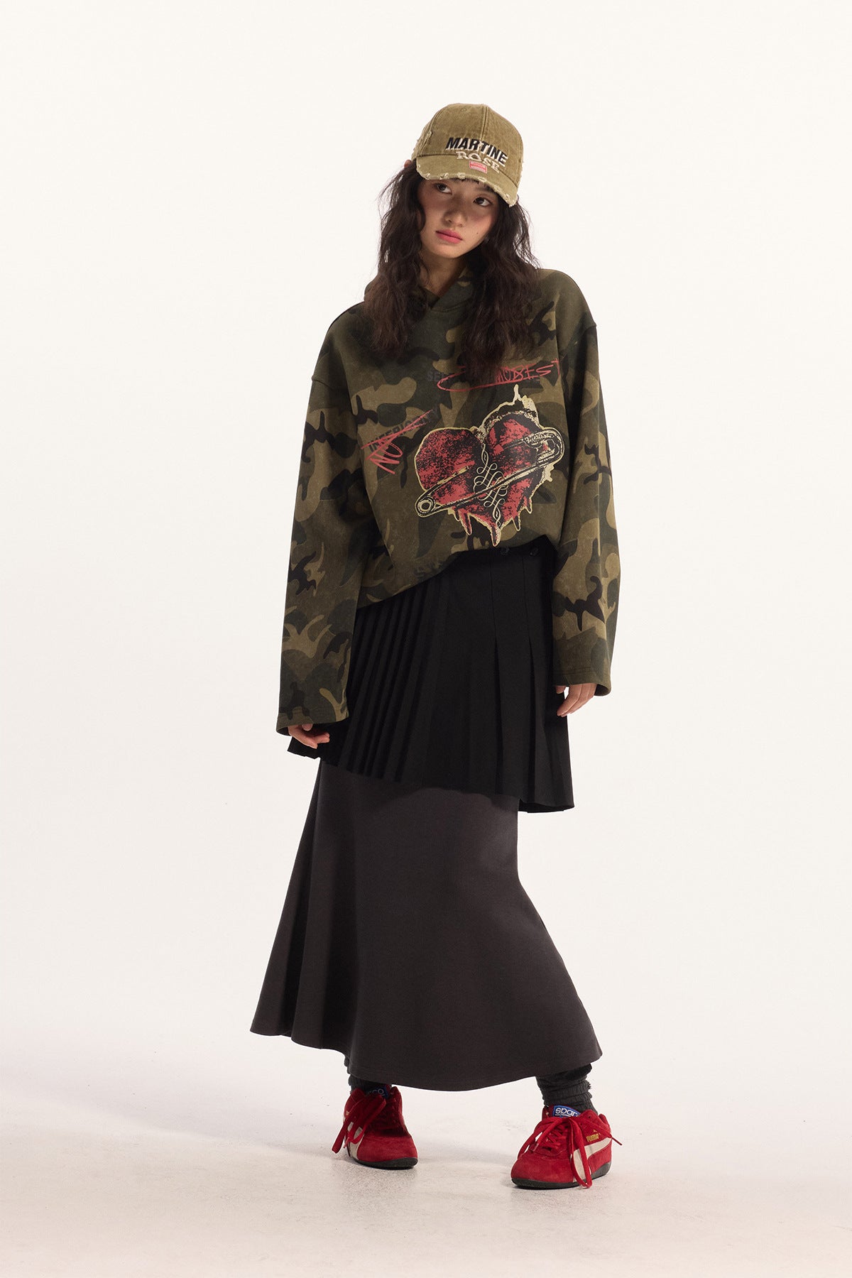 Sudadera con capucha de camuflaje con corazón perforado