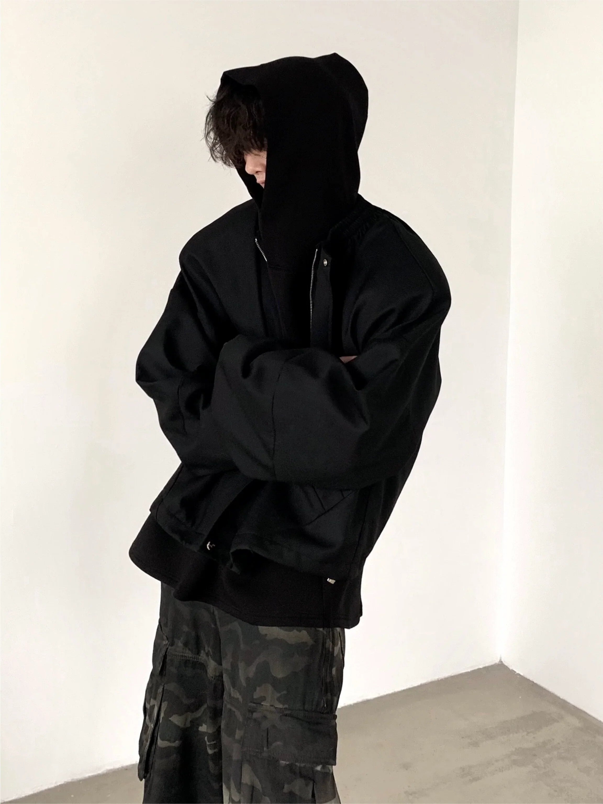 Chaqueta con capucha y hombreras de silueta ancha.