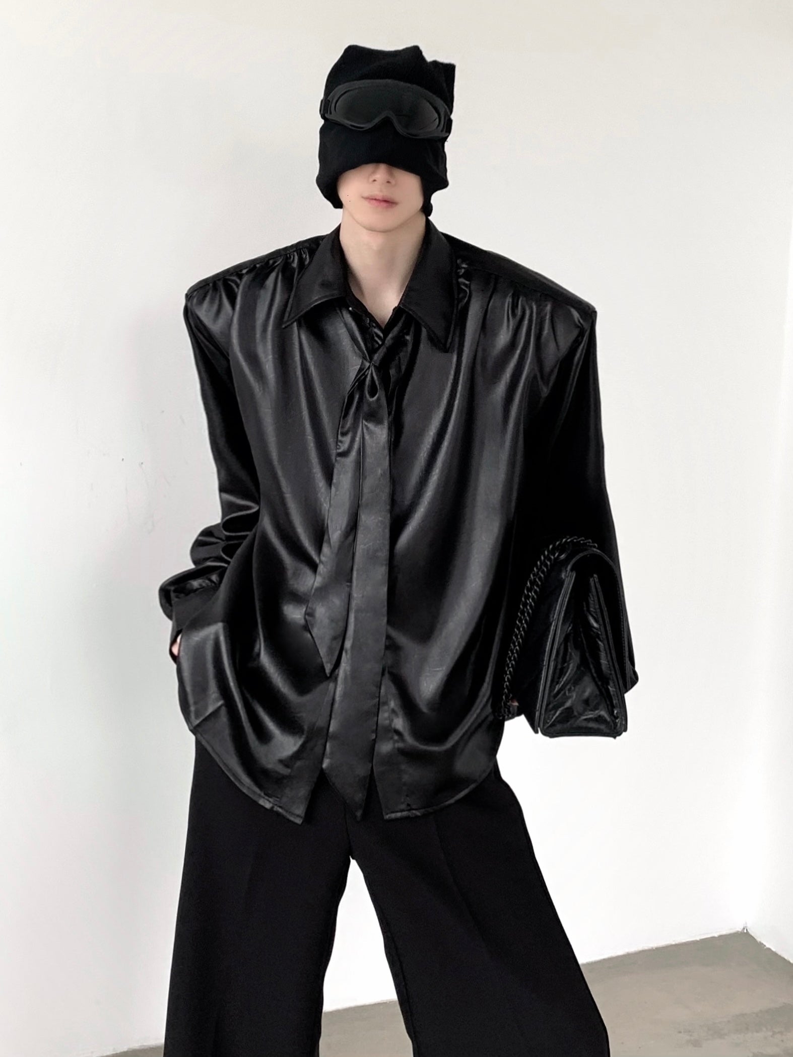 Camisa de manga larga con hombreras de seda brillante y corbata