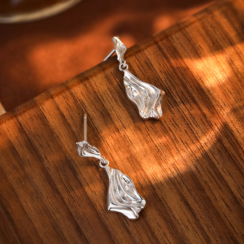 Pendientes colgantes trenzados de plata arrugada