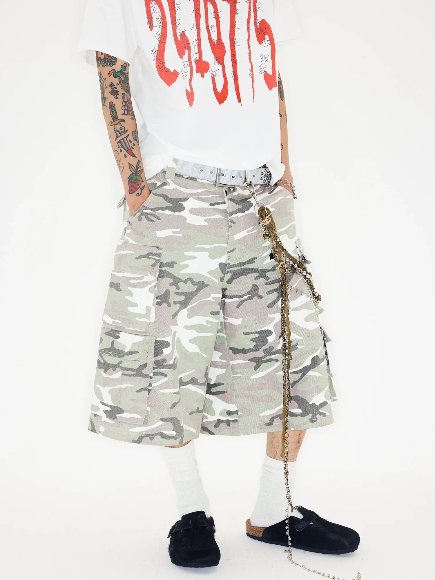 Pantaloncini cargo in tela con design mimetico
