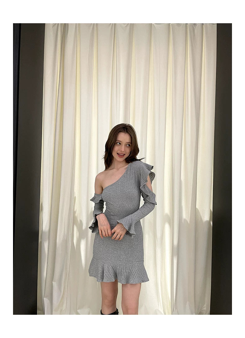Robe en tricot à épaule dénudée avec volants
