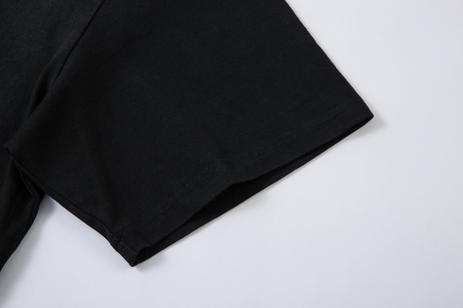 Camiseta con estampado de cruz blindada