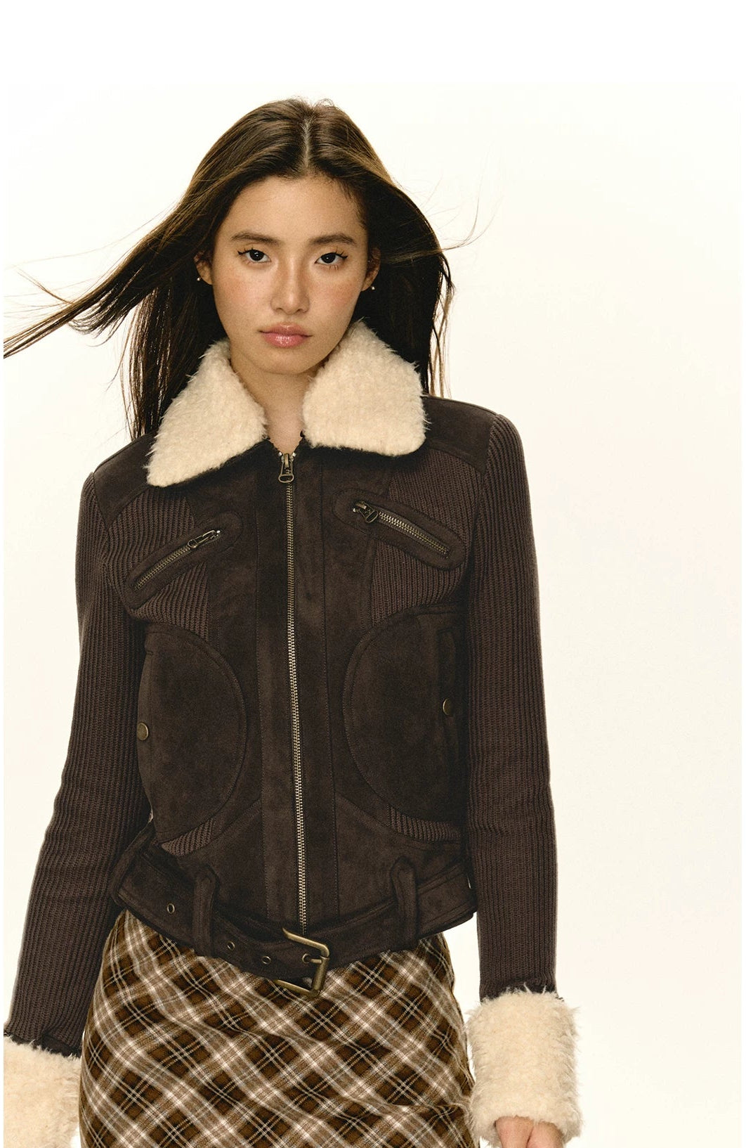 Chaqueta corta de ante con cuello de piel