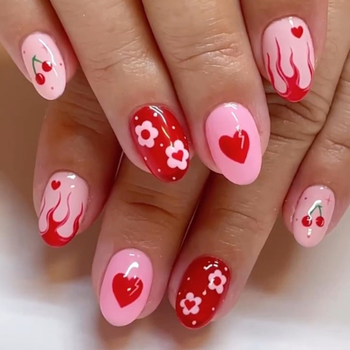 Serie de San Valentín: uñas postizas con diseño de cerezas y flores de llama