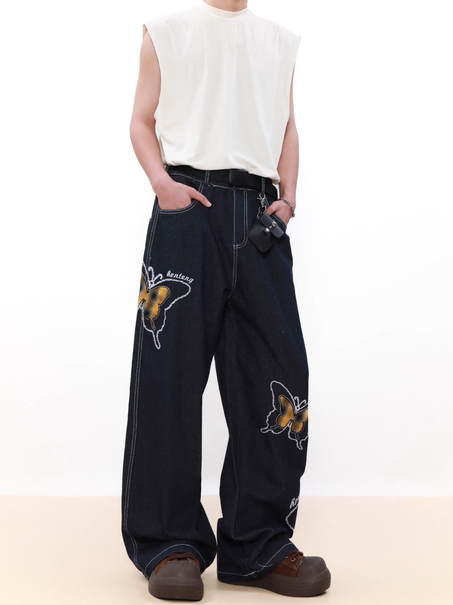 Jean droit en denim avec broderie papillon