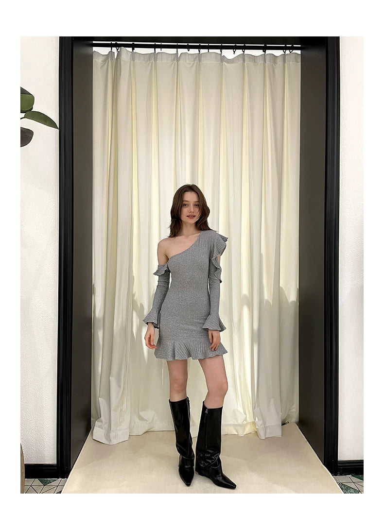 Robe en tricot à épaule dénudée avec volants