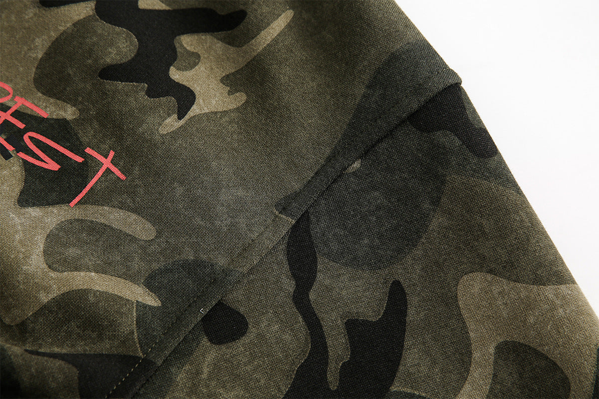 Sudadera con capucha de camuflaje con corazón perforado