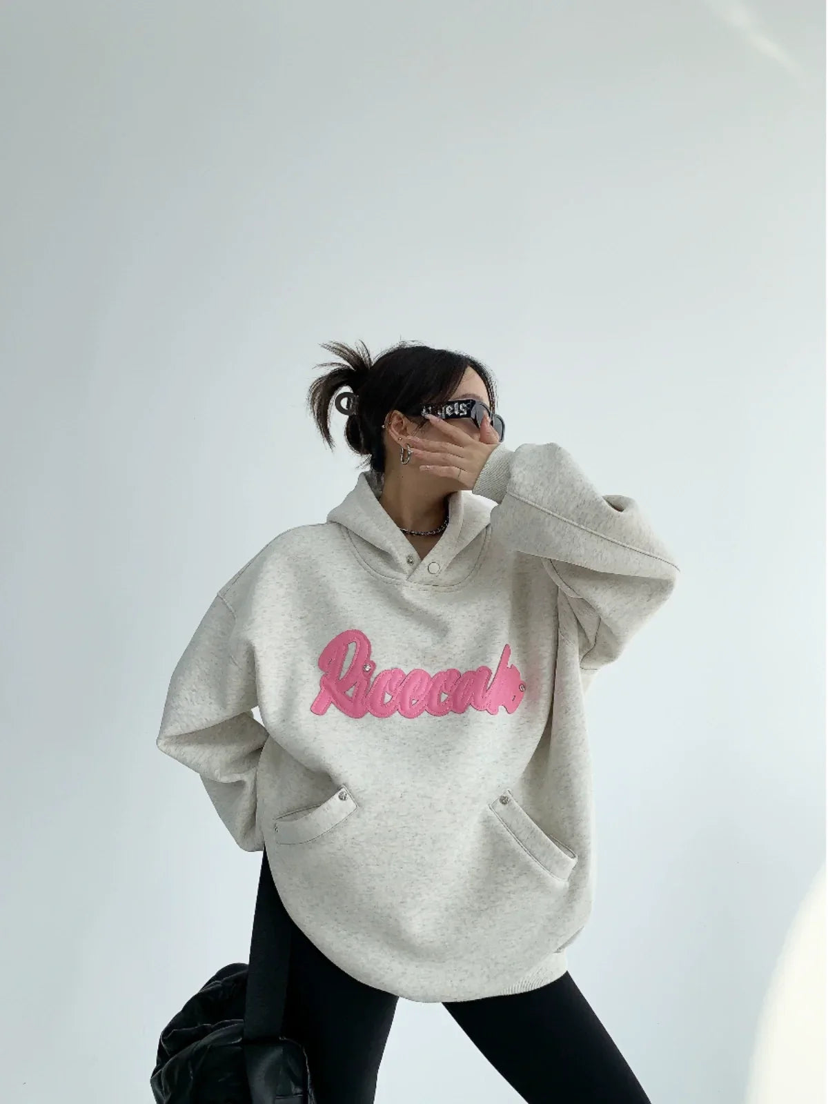 Sudadera con capucha bordada de retazos de gran tamaño