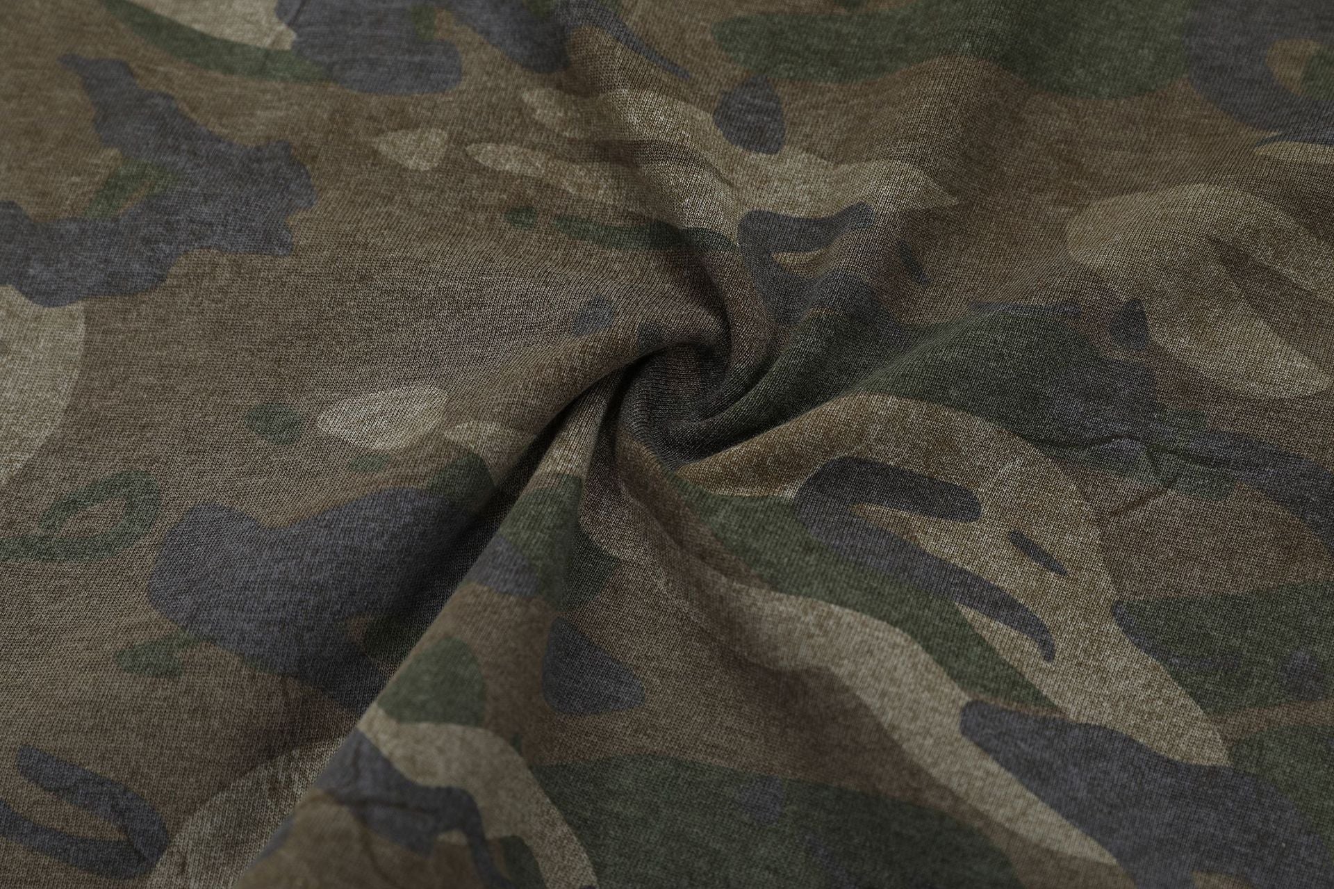 T-shirt ample imprimé camouflage avec autocollants