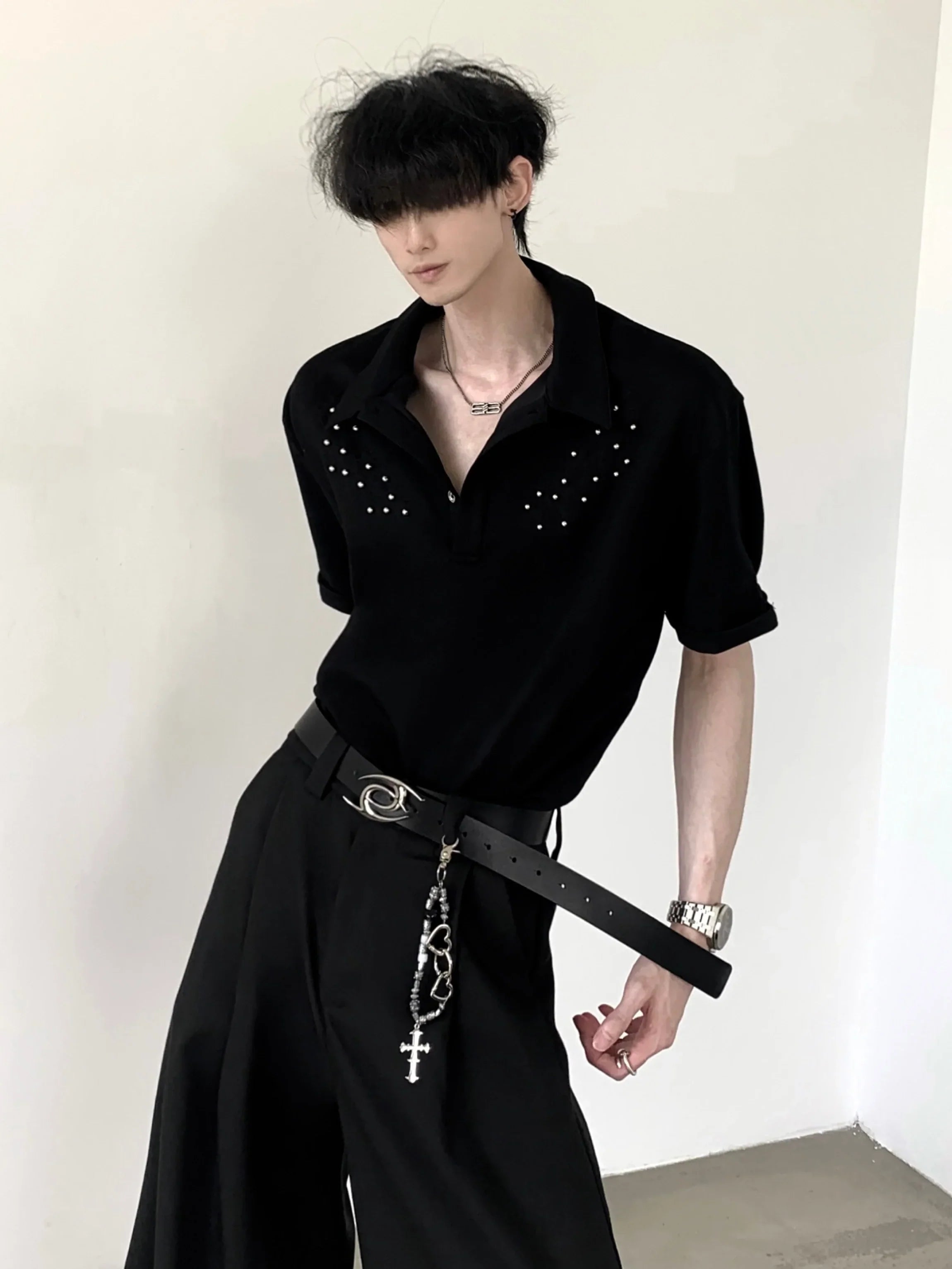 Polo de manga corta extragrande con cuello liso y diseño de tachuelas