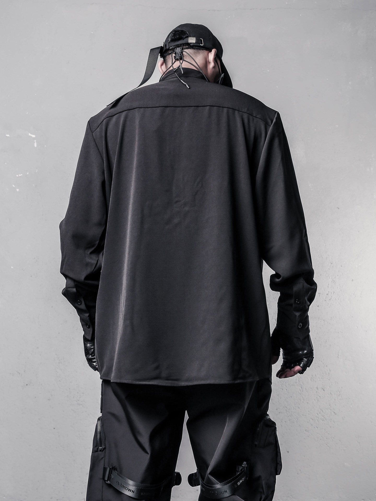 Camicia a maniche lunghe con collo alto a strati irregolari e finti