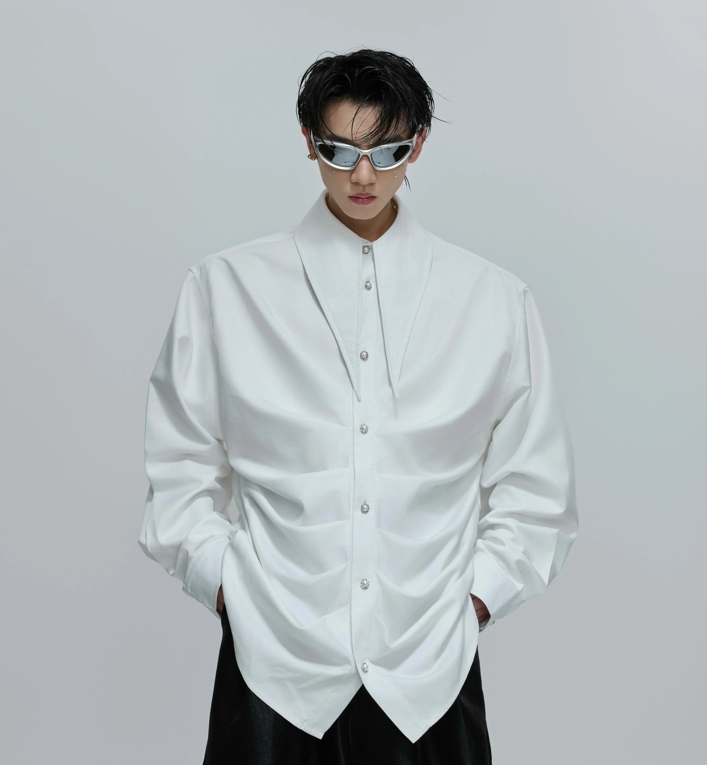 Camicia a maniche lunghe con collo a sciarpa e pieghe decostruite
