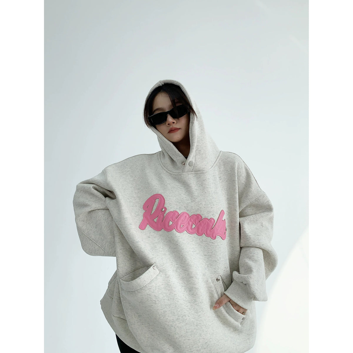Sudadera con capucha bordada de retazos de gran tamaño