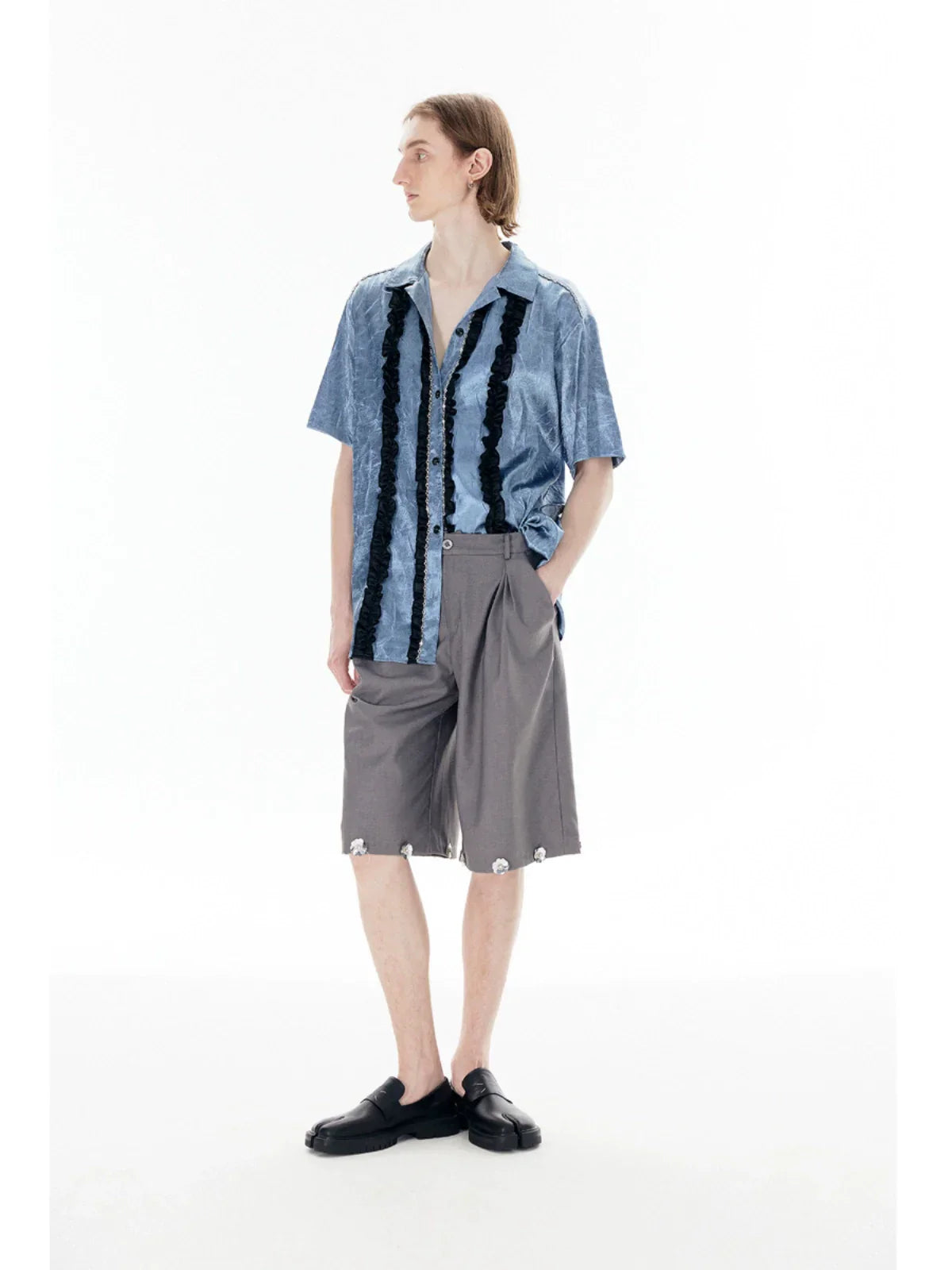 Pantaloncini a gamba larga con design plissettato, decorati con paillettes e perline a fantasia floreale.