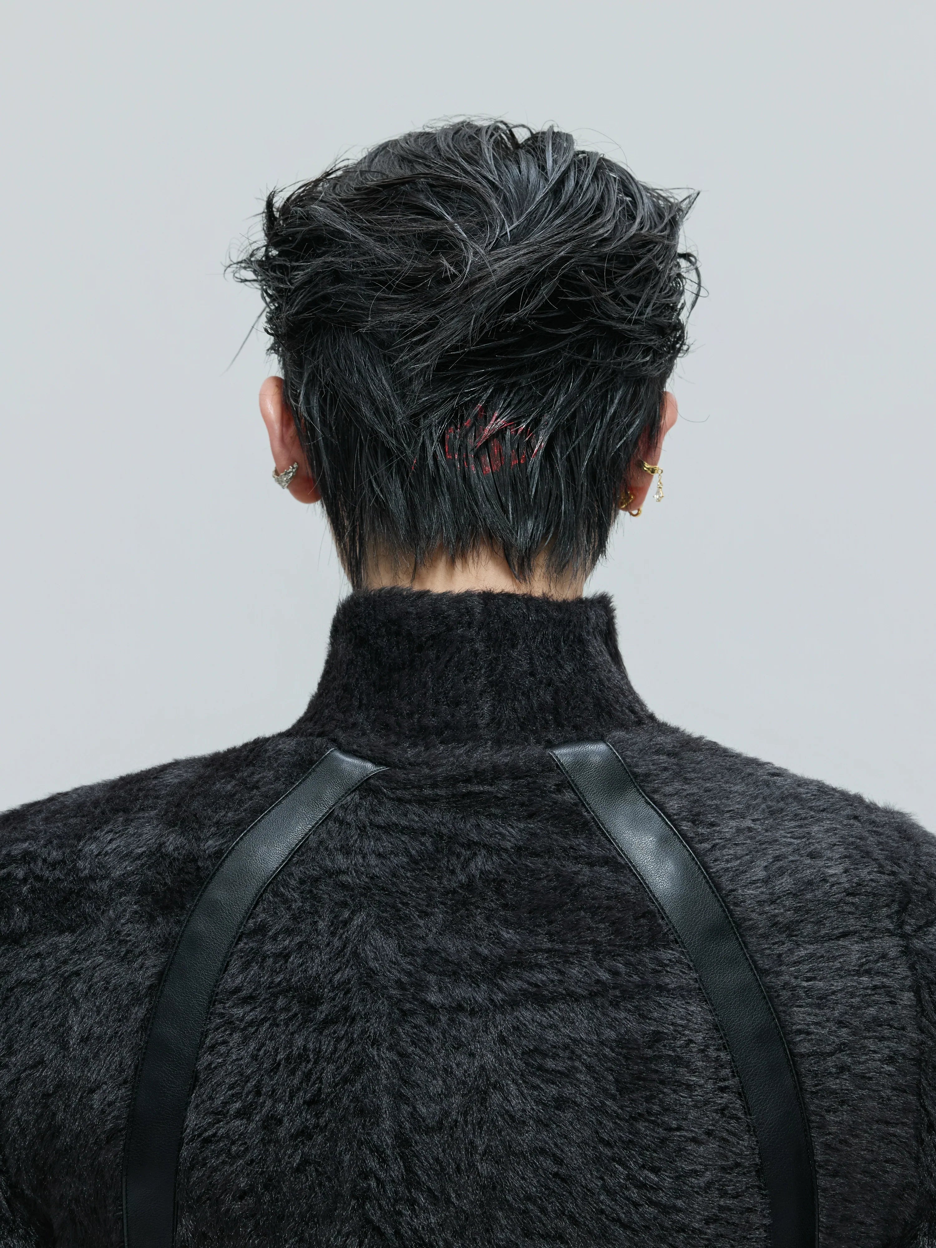 해체된 퍼 소재 하이넥 슬림핏 스웨트셔츠
