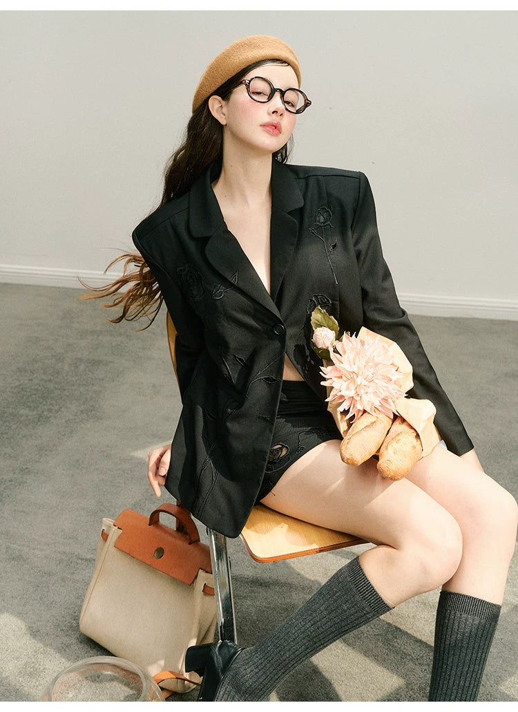 Ensemble veste ajourée et jupe courte à broderie rose