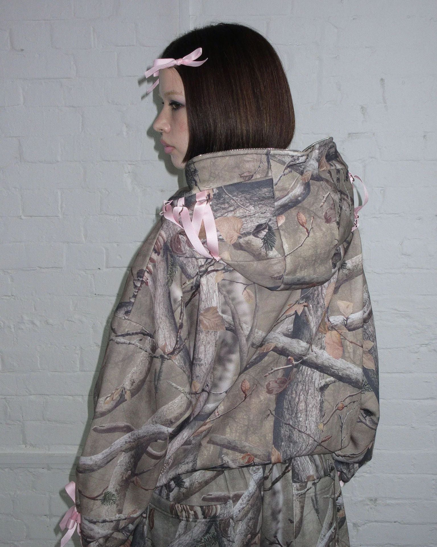 Conjunto de sudadera y pantalones holgados con estampado de caza en la jungla