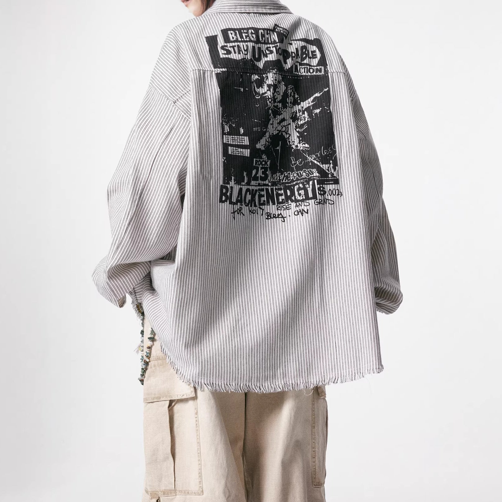 Camicia a maniche lunghe sfilacciata con stampa grafica a righe