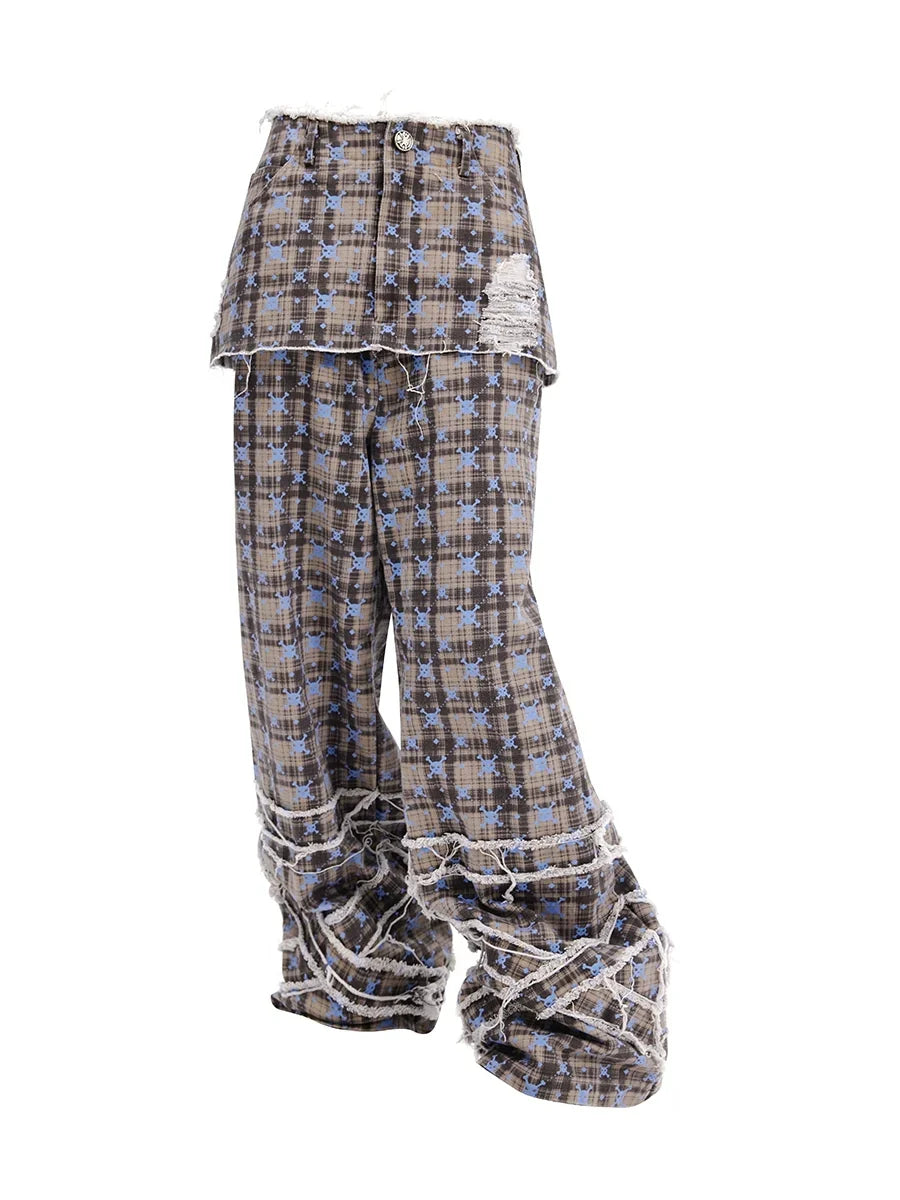 Pantalones tipo falda cruzada con estampado de calaveras y cuadros