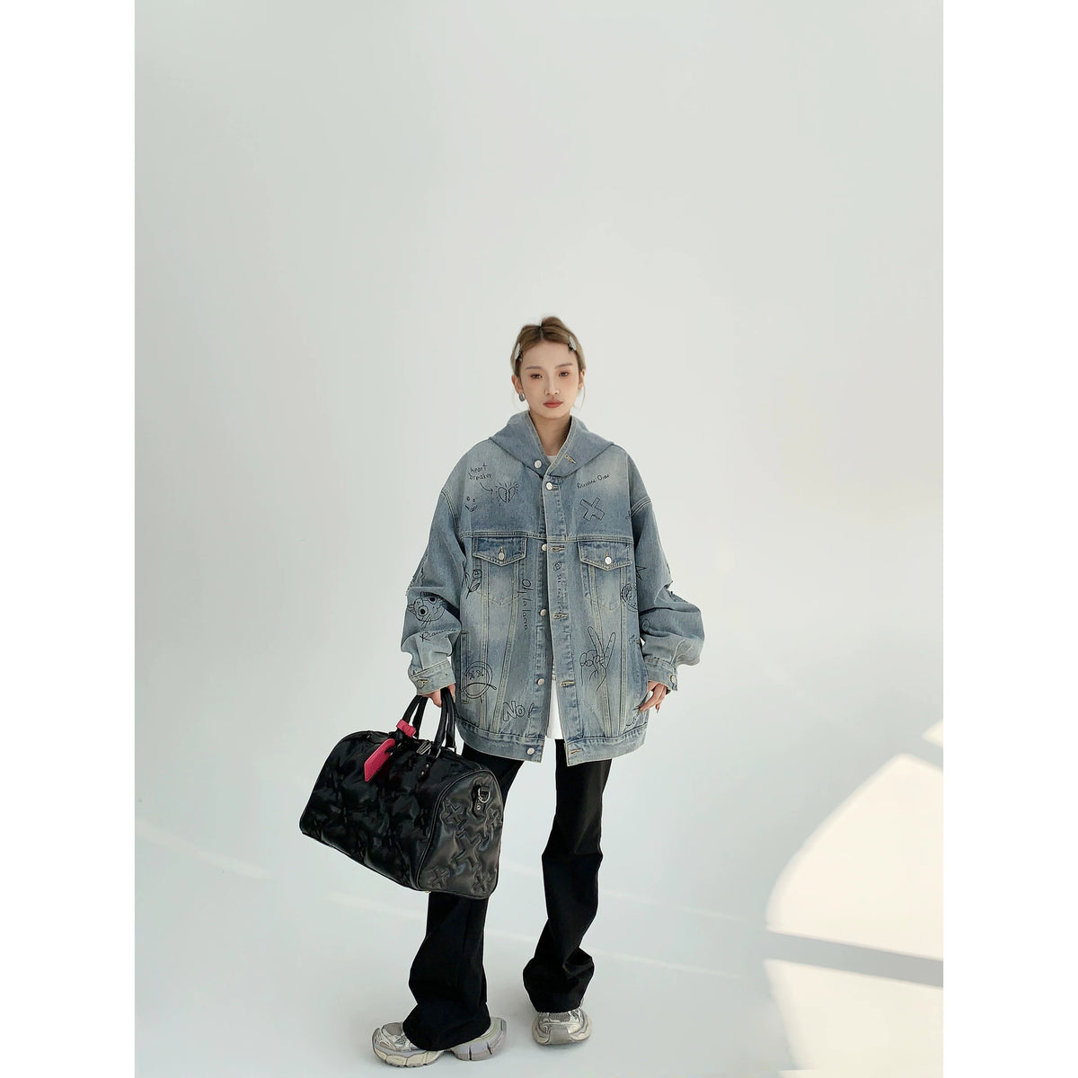 Chaqueta vaquera oversize con capucha y estampado de grafiti