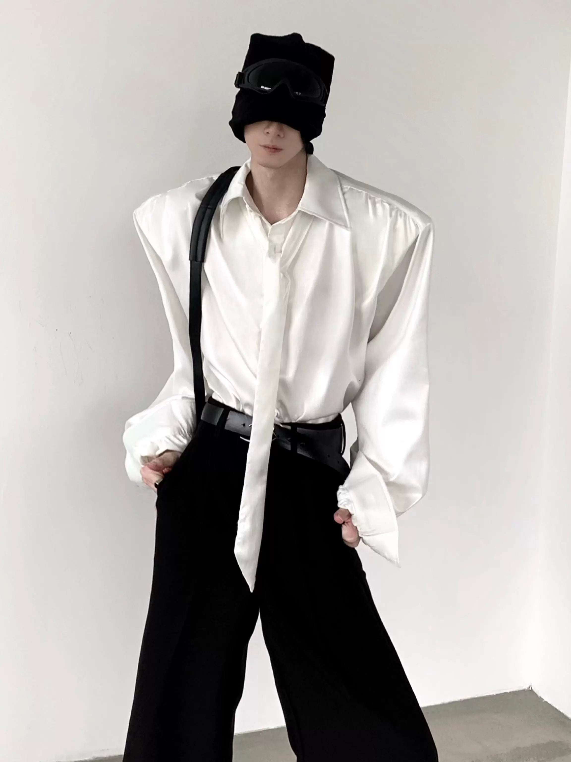 Camisa de manga larga con hombreras de seda brillante y corbata