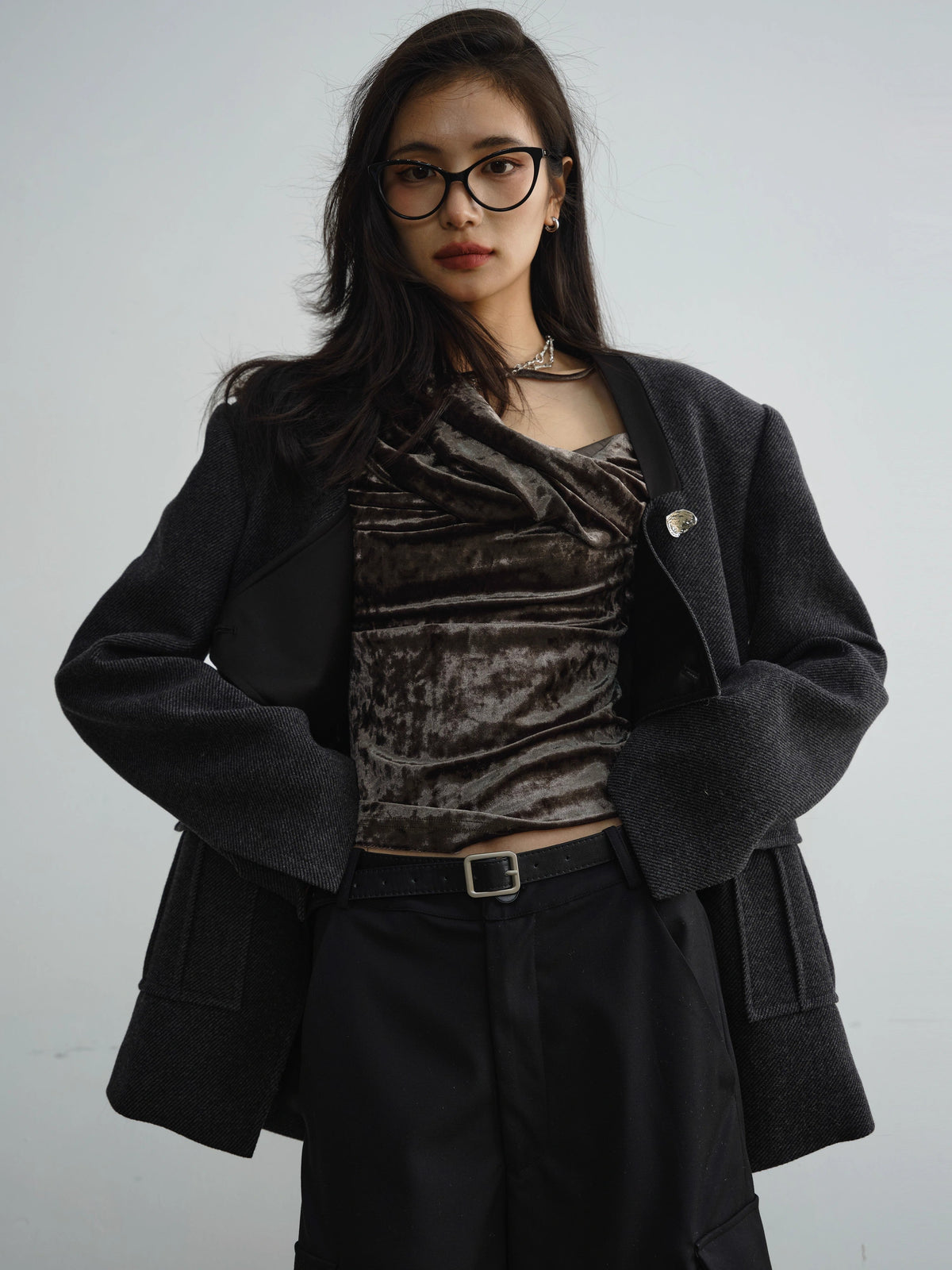 Blusa de terciopelo brillante con hombros descubiertos y manga larga