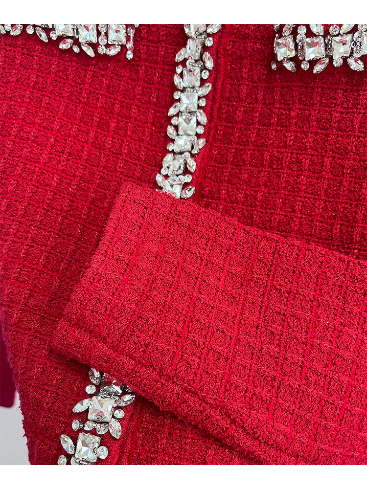 Zweiteiliges Set aus rotem, rautenförmigem Strickcardigan und Rock