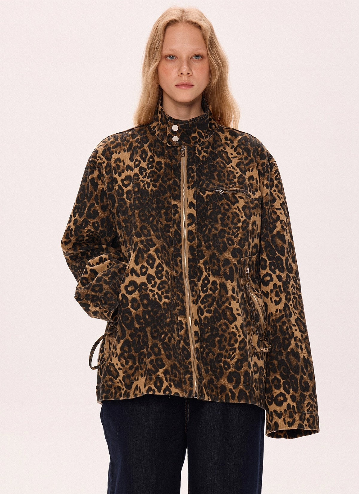 Chaqueta de cuello alto con estampado de leopardo