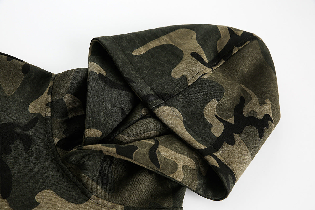 Sudadera con capucha de camuflaje con corazón perforado