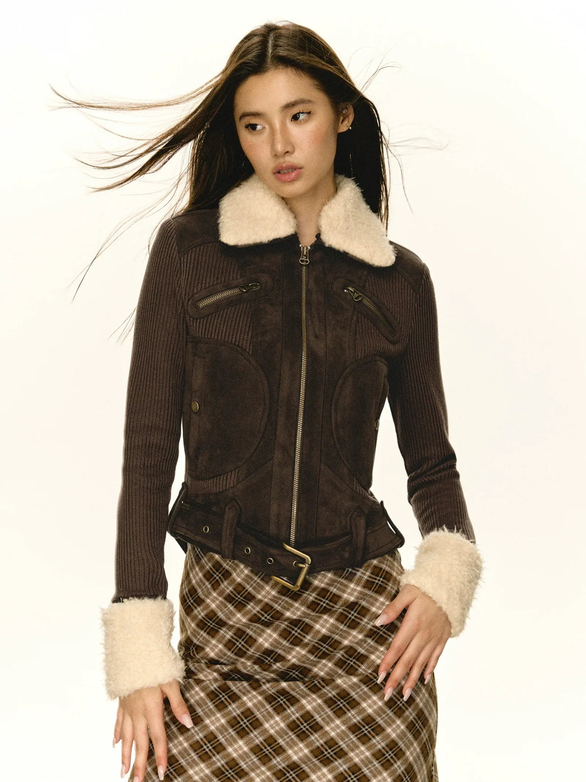 Chaqueta corta de ante con cuello de piel
