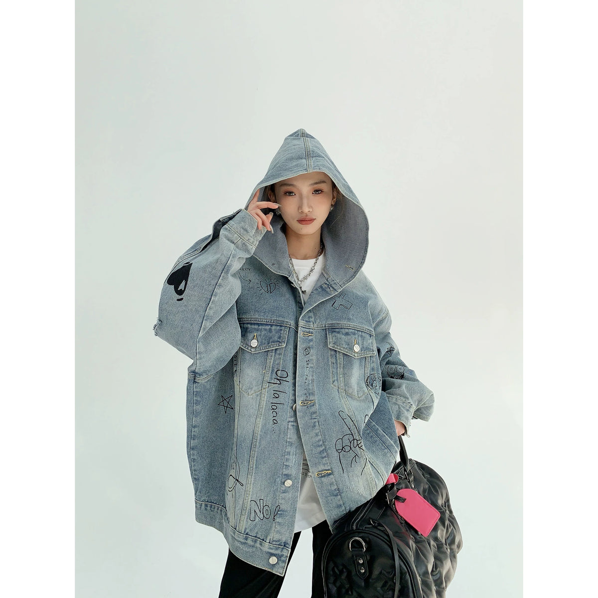 Chaqueta vaquera oversize con capucha y estampado de grafiti