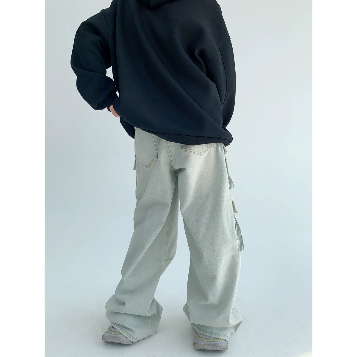 Multiple Pocket Wide-Leg Cargo Denim Jeans