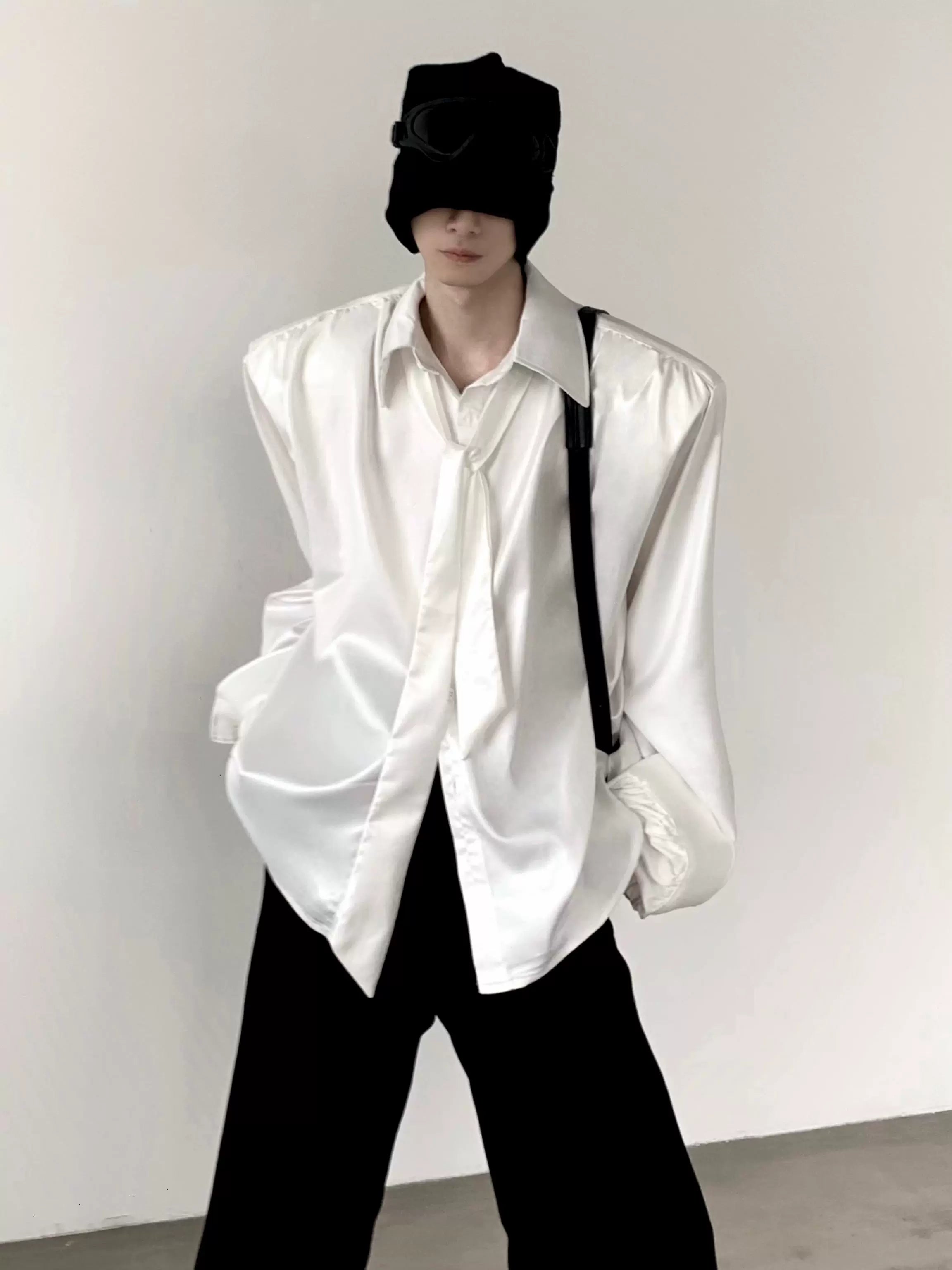 Camisa de manga larga con hombreras de seda brillante y corbata