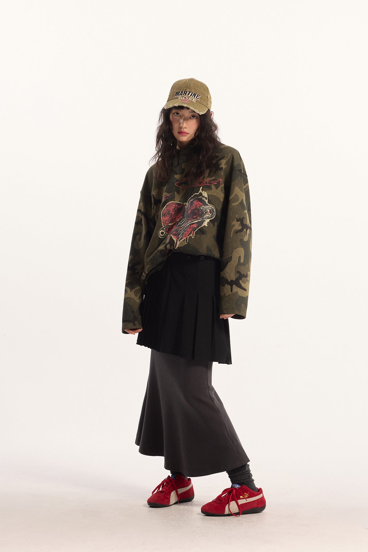 Sudadera con capucha de camuflaje con corazón perforado