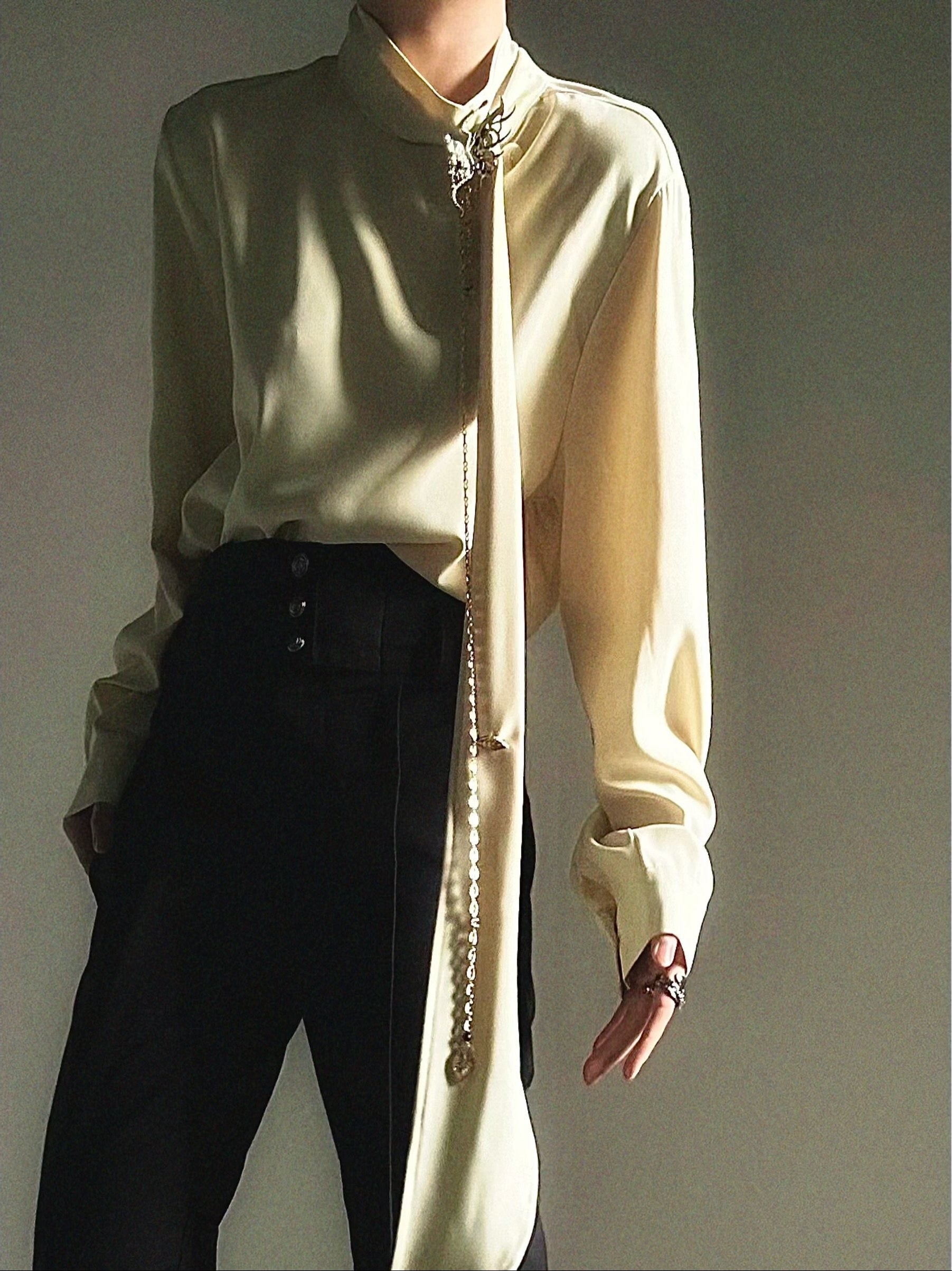 Camicia a maniche lunghe con colletto alla coreana e drappeggio