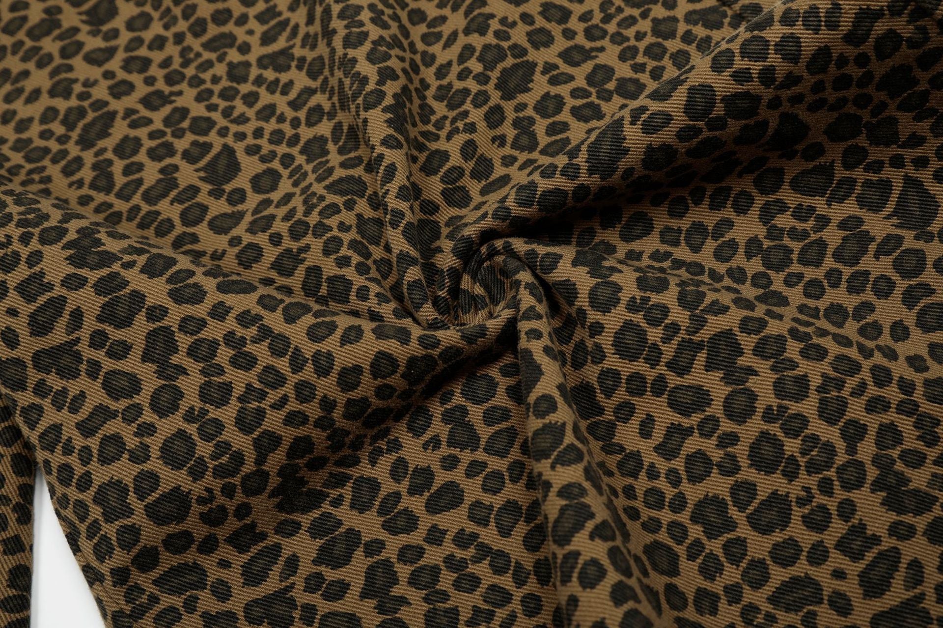 Leopard Print Curved Cargo Half Pants
