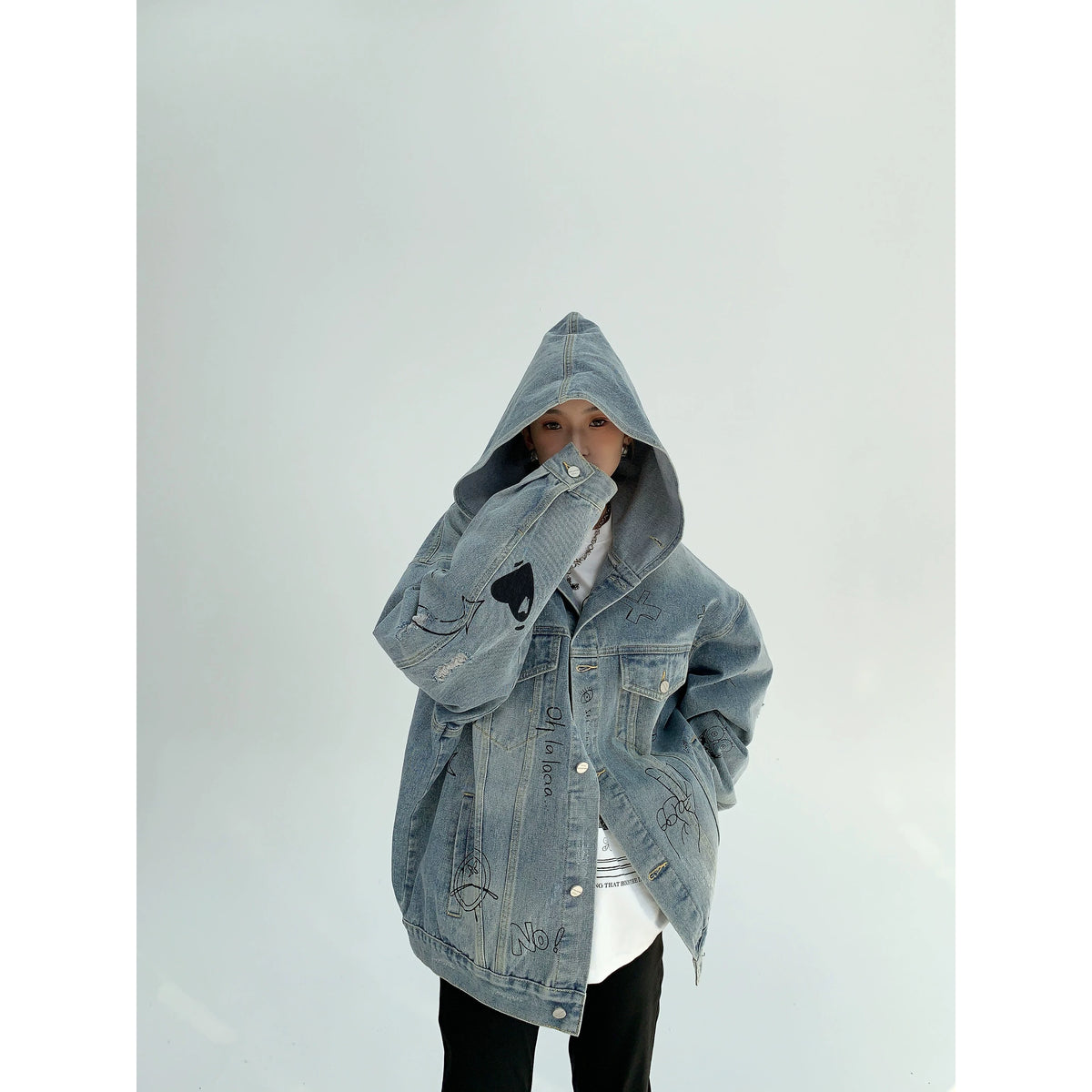 Chaqueta vaquera oversize con capucha y estampado de grafiti