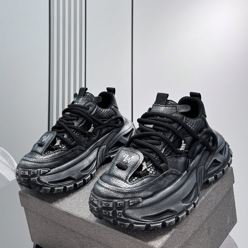 Sneakers mit dicker Sohle und Kordel-Applikation - Schwarz / 38