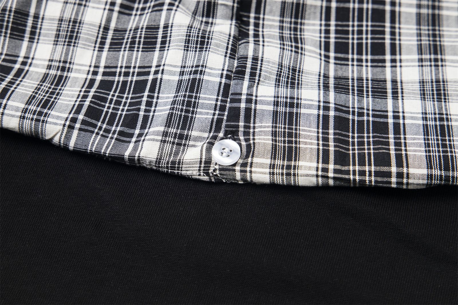 Camiseta con capucha y capa a cuadros con insignia desmontable