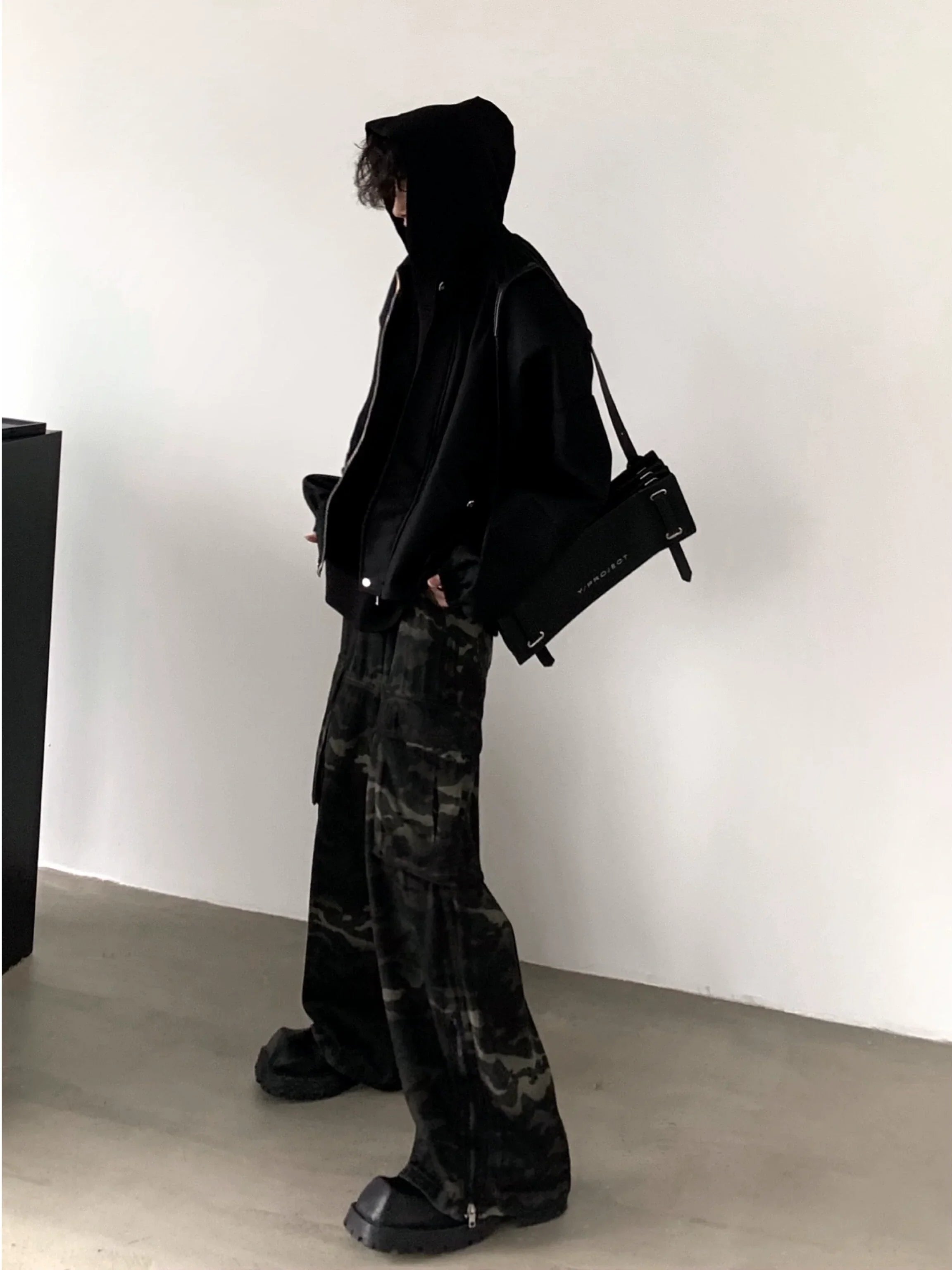 Chaqueta con capucha y hombreras de silueta ancha.