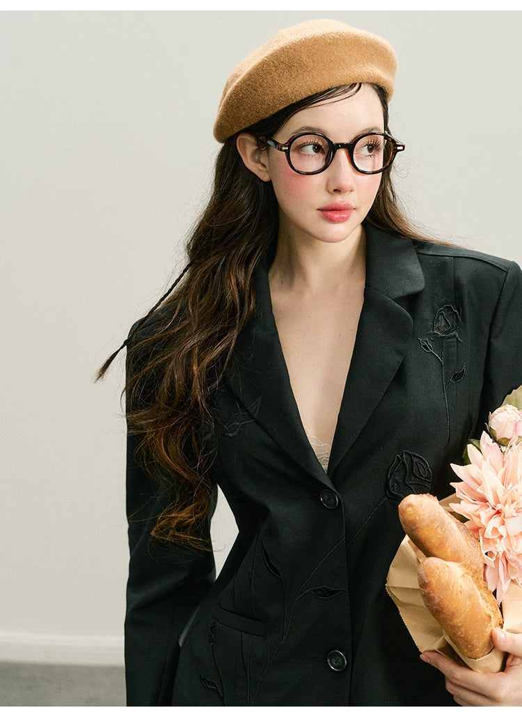 Ensemble veste ajourée et jupe courte à broderie rose