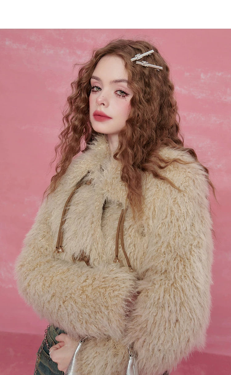 Chaqueta corta con cuello de pelo sintético