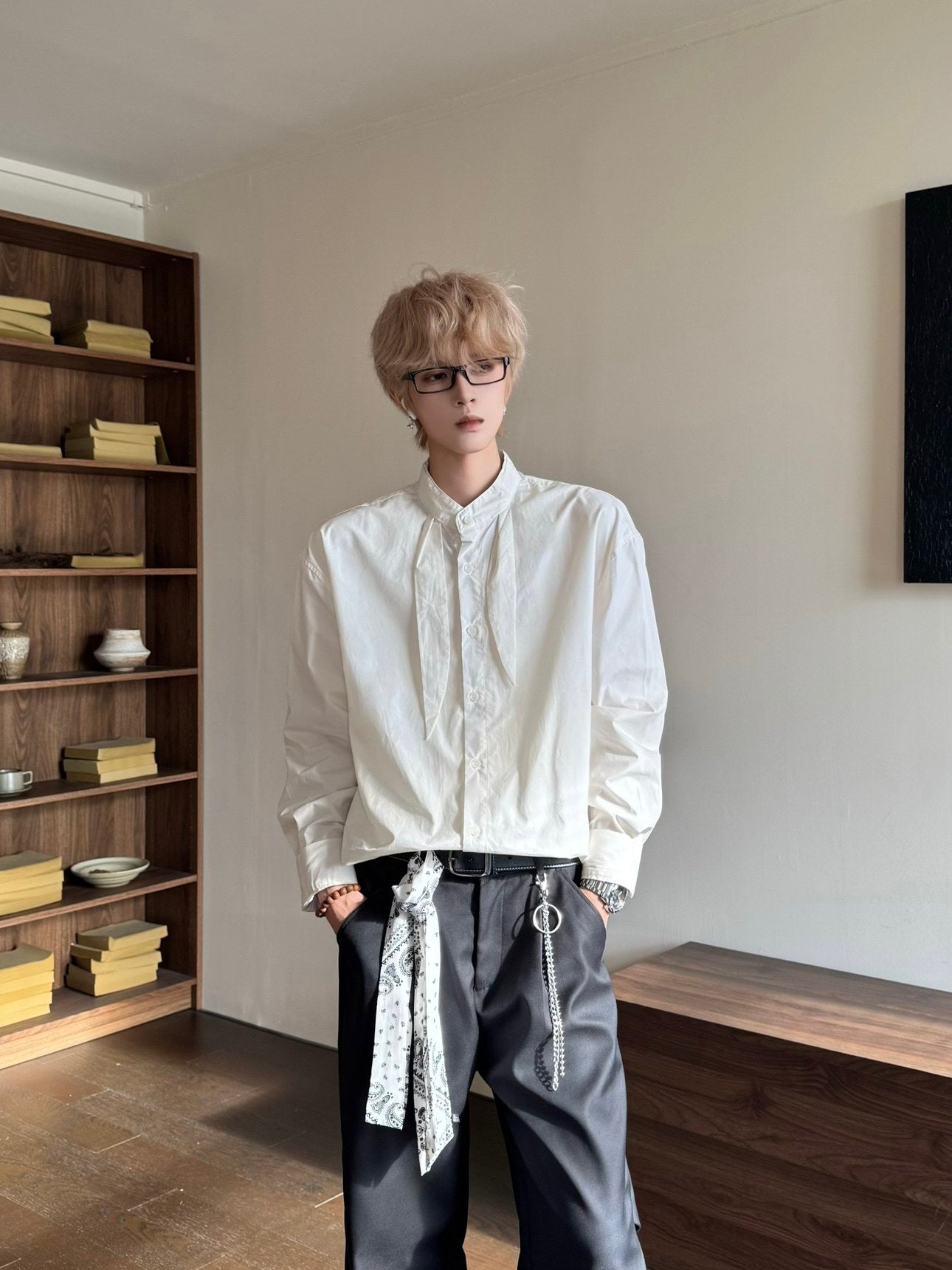 Elegante camicia a maniche lunghe con dettaglio sciarpa