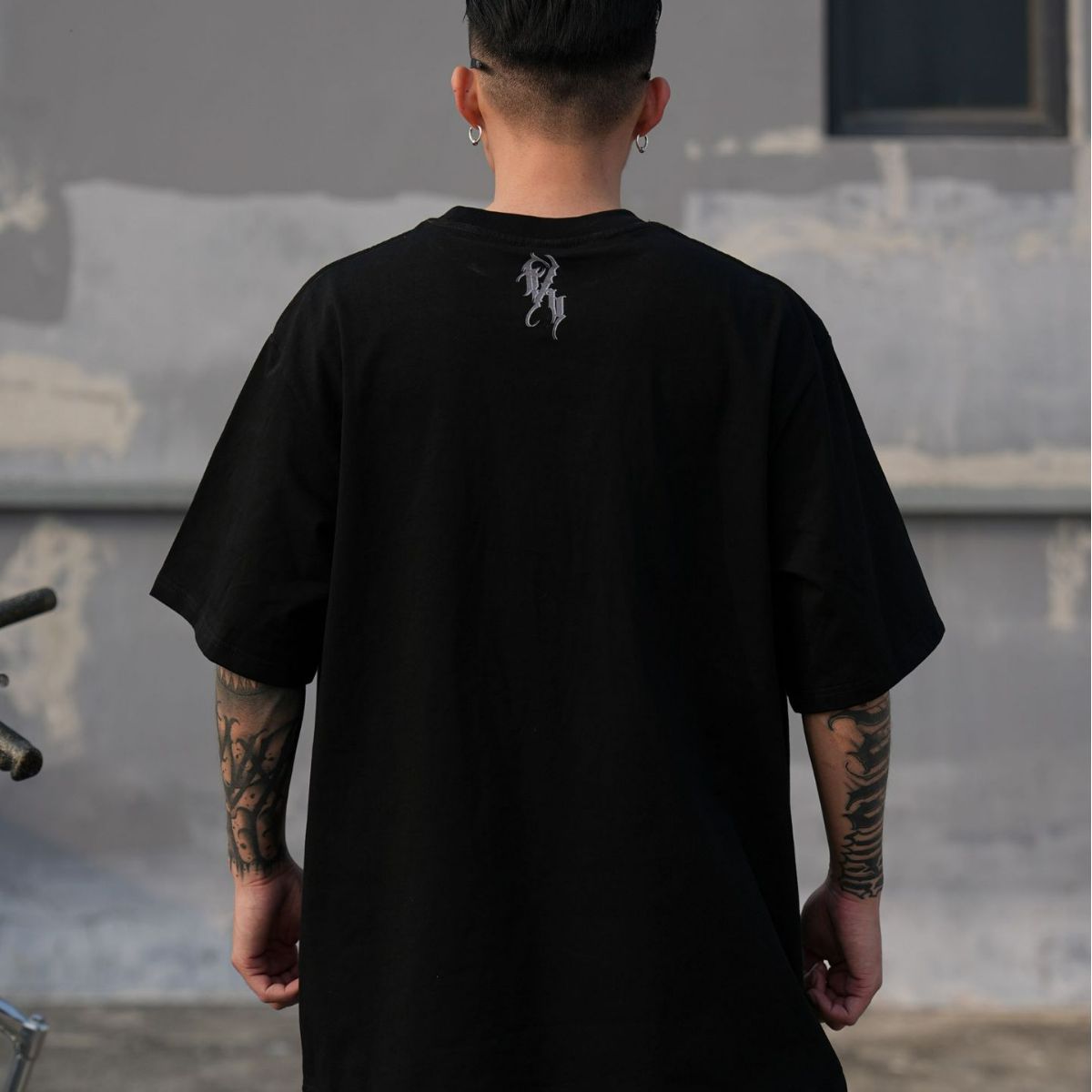 Camiseta con gráfico de gestos de la Costa Oeste