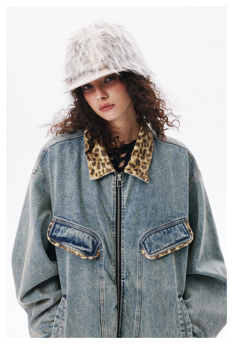 Chaqueta vaquera con cuello de leopardo